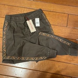 DRIFTWOOD Jogger “Sedona” Olive with embroidery. Size S